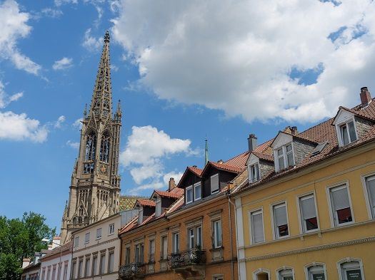 Blick auf die Kirche und H&auml;user in Speyer.