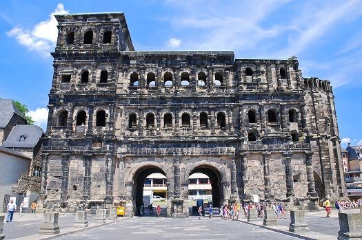 Blick auf die Porta Nigra in Trier.
