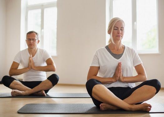 Ein Paar konzentriert sich auf eine Übung.