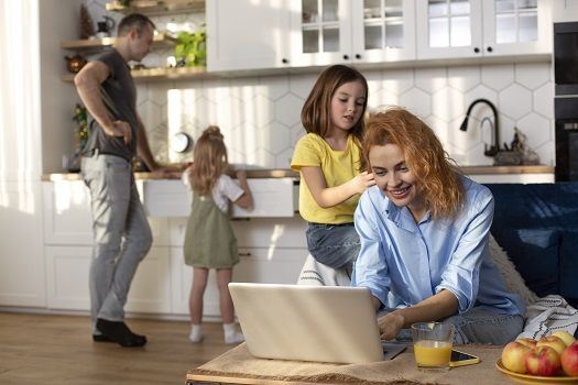 Eltern mit Kindern verbringen ihre Zeit in der K&uuml;che.