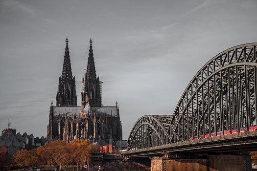 Blick auf den Kölner Dom mit zwei Türmen.