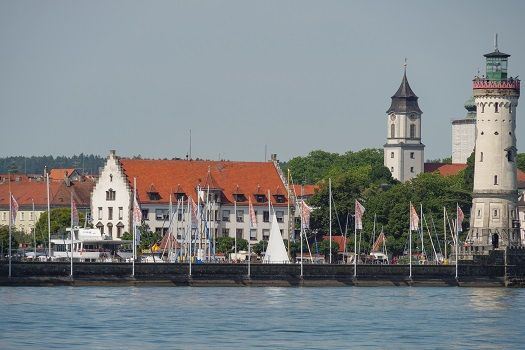 Blick auf H&auml;user, Kirche und Leuchtturm in Lindau.