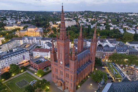 Drohnenaufnahme der Kathedrale in der Marktkirche in Wiesbaden.