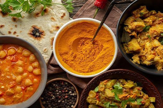 Blick auf bunte Gerichte aus Indien.