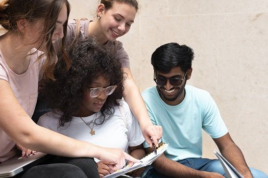 Junge Menschen lernen gemeinsam f&uuml;r eine Pr&uuml;fung.