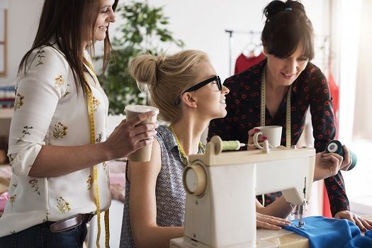 Kolleginnen arbeiten an einem N&auml;hprojekt.