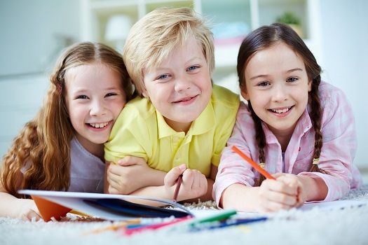 Die Grundschulkinder posieren mit Stiften in ihren H&auml;nden.