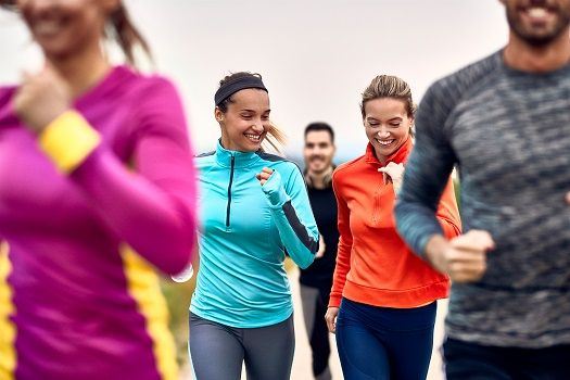 Menschengruppe hat Spaß am Joggen.