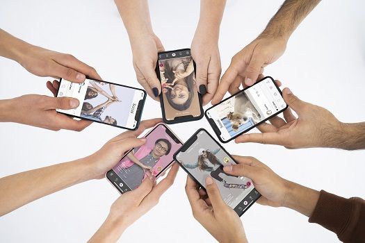 Menschen, die in sozialen Medien verbunden sind.