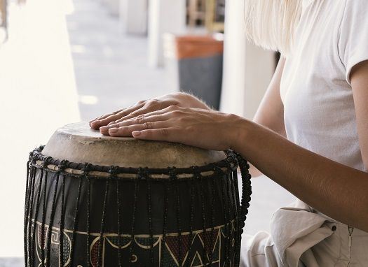 Eine Frau spielt Trommel.