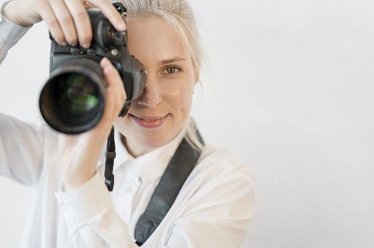 Frau macht ein Foto.