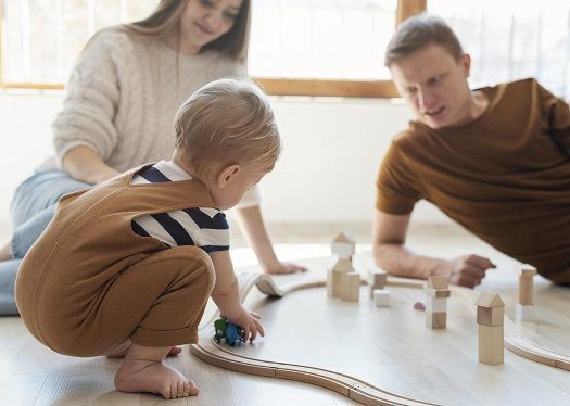 Eltern spielen mit ihrem Baby.