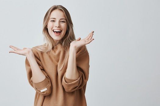 Schöne Frau posiert mit einem Lächeln im Gesicht.